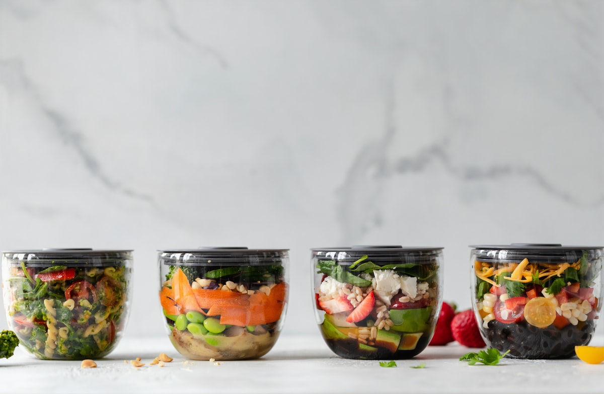 Bowl de vegetales frescos y granos enteros